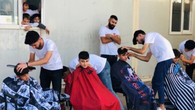 لە رۆژئاوای کوردستانەوە هاتوون و قژی منداڵان چاک دەکەن