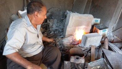 پەنجا ساڵە بژێوی ژیانی لەسەر ئاسن کوتینە