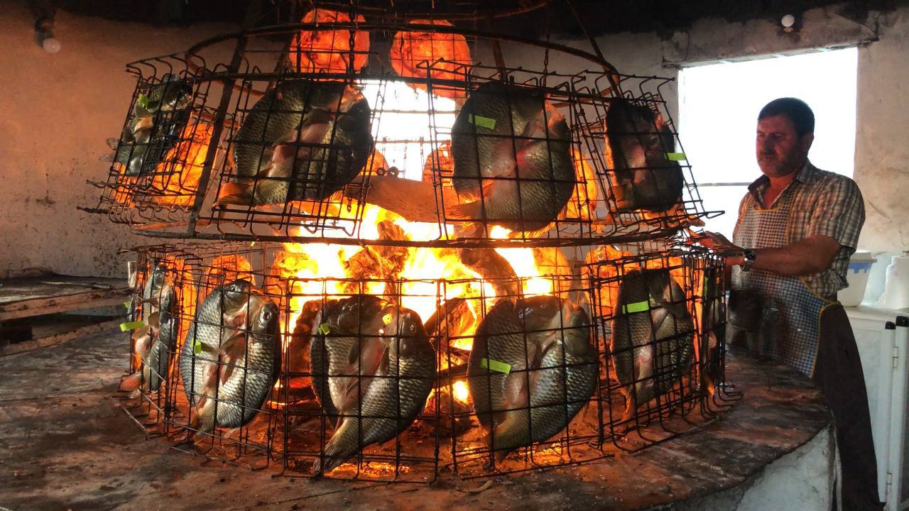 ڤیدیۆ: خێزانێکی شەش کەسی خواردنگەیەک بەڕێوەدەبەن