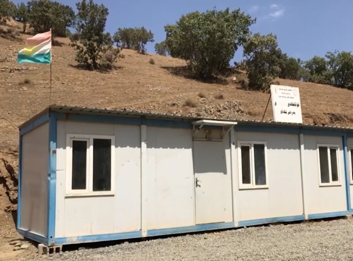 به‌شێك له‌ قوتابیانى سۆران لەناو كابینە و خانووى قوڕد...