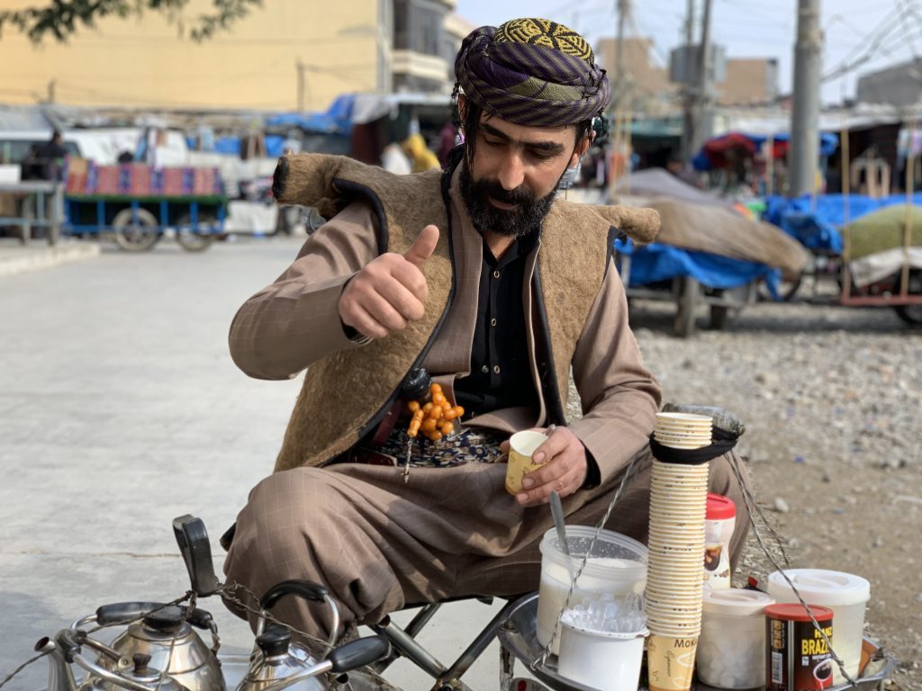 هەرکەسێ هەمنشینی چا نەبێ پێت چانەبێ