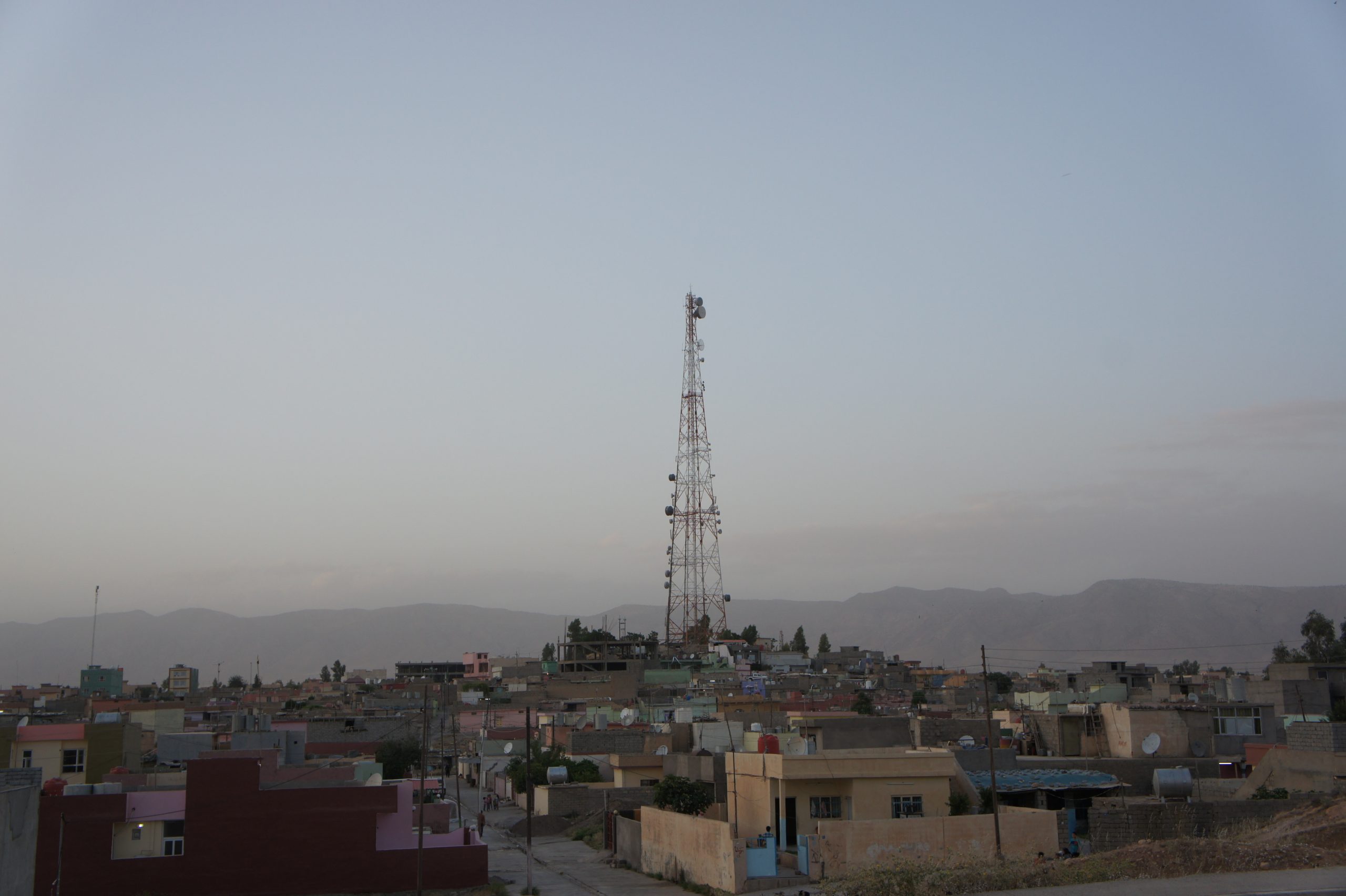 لە سێمێڵ پۆلیس و خانەوادەکەی بەدوای مێردمنداڵێکدا دەگ�...