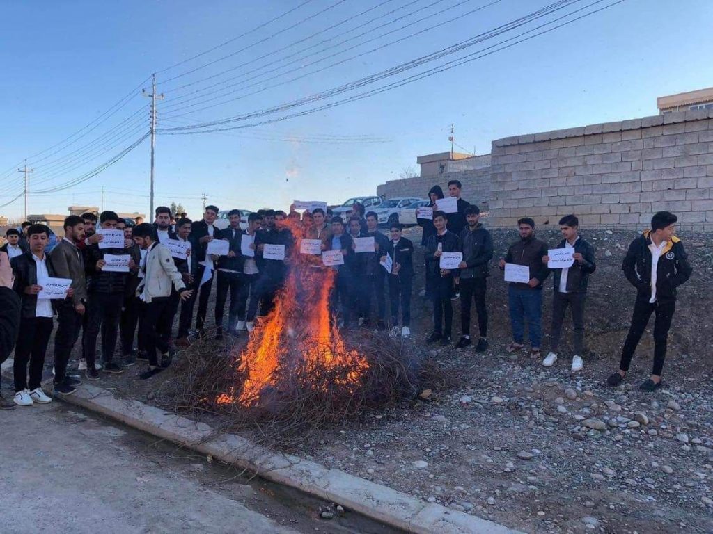 لە بەردەڕەش خوێندکارانی ئامادەییەک ناچنە هۆڵەکانی خوێندن