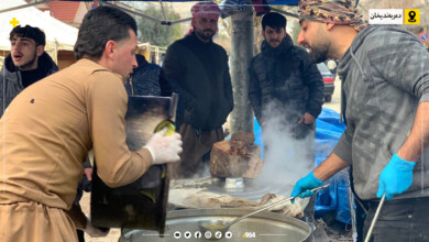 حەوت گەنج خۆبەخشانە خواردن بۆ مانگرتوانی دەربەندیخان ئامادەدەکەن