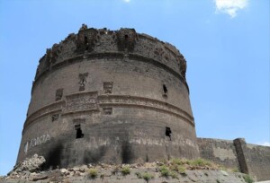 ساغكردنەوە؛ بوومەلەرزە قەڵای دیاربەكری نەڕووخاندووە