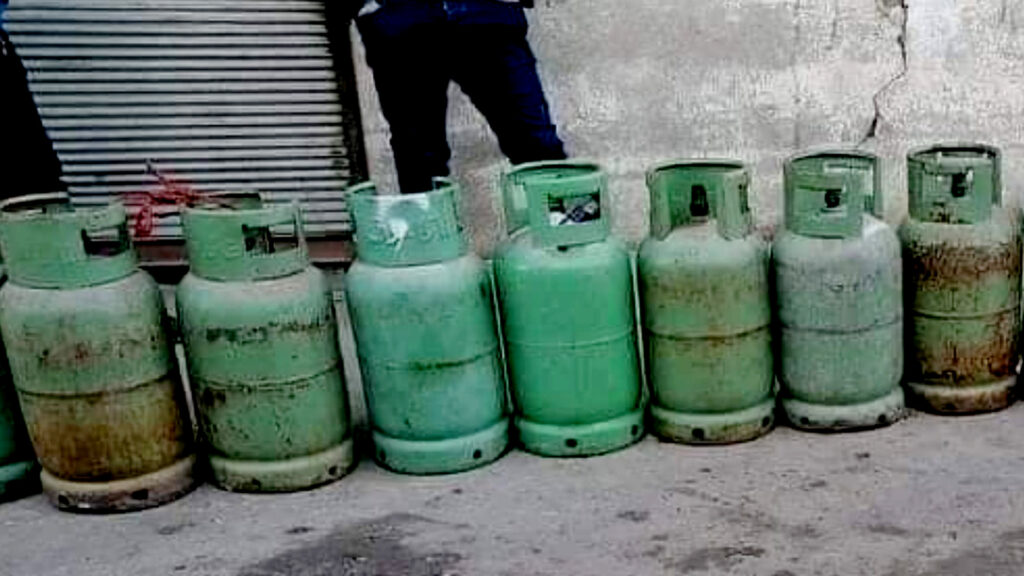لە هەڵەبجە شەش بریکار غاز دابەش دەکەن
