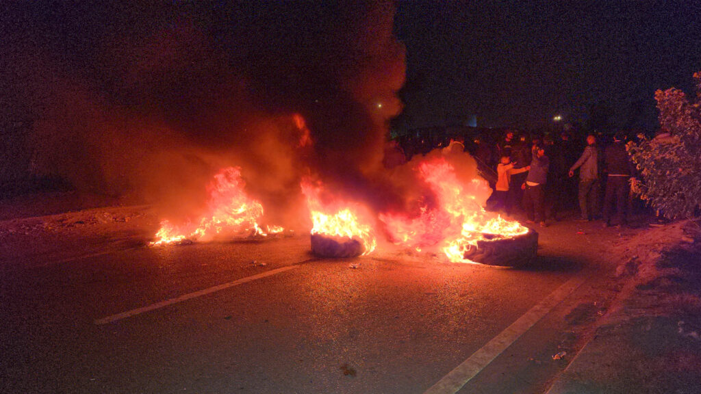 دانیشتووانی گەڕەکی پەنجا عەلی لە کەرکوک ئاگریان کردووەتەوە و گردبوونەوە