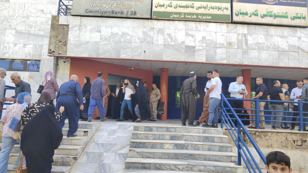 "نوێژی بەیانیم کرد و هاتمە بەردەم بانک؛ هێشتا موچەکەم وەرنەگرتووە"