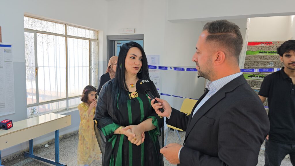 دڵی خۆشە و بە جلی کوردییەوە هاتووە بۆ دەنگدان