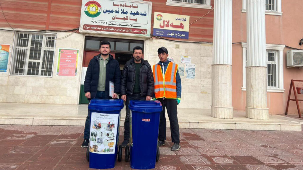 شارەوانی دهۆک حاویەی پلاستیک بۆ جیاکردنەوەی خاشاک بەسەر قوتابخانەکان دابەشدەکات