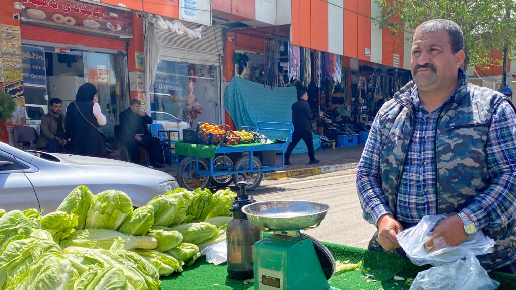 کاسبکارێک هەر بەقسەی خۆش موشتەرییەکی زۆری لەخۆی کۆکردووەتەوە