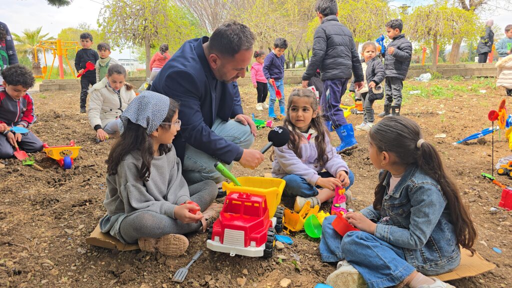 منداڵان وازیان لە ئایپاد هێناوە و یاری بە قوڕ دەکەن بە کۆمەڵ
