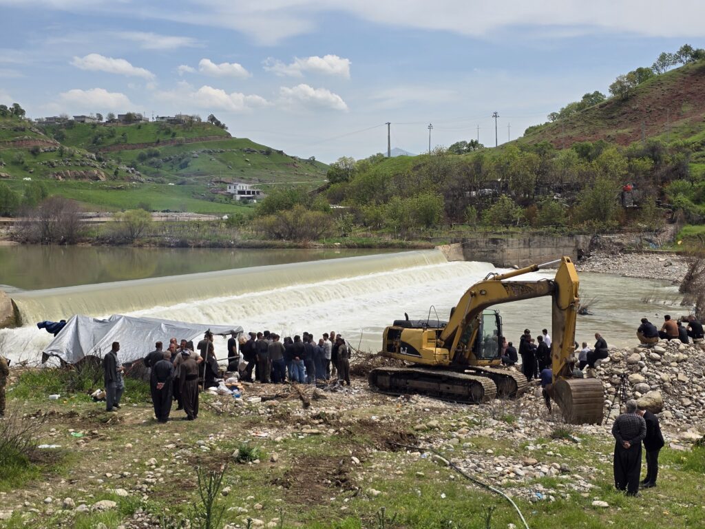 ساتی خنکانی گەنجەکەی شاخەسوور لە زاری هاوڕێکەیەوە