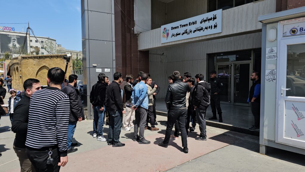 "کارەبان بڕیوە و بە دزی کەلوپەلیان بردووە"