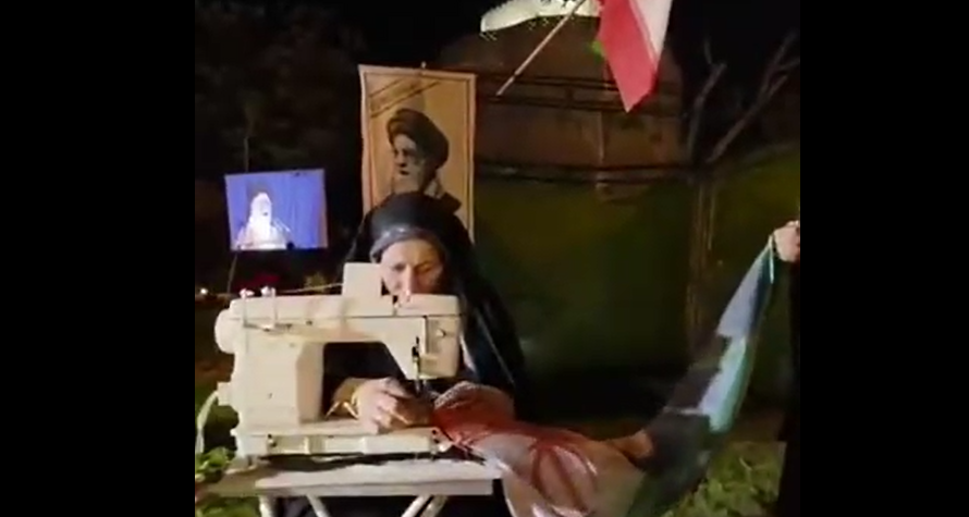 ژنێک بە مەکینەی بەرگدوورییەکەیەوە چووەتەسەر شەقام