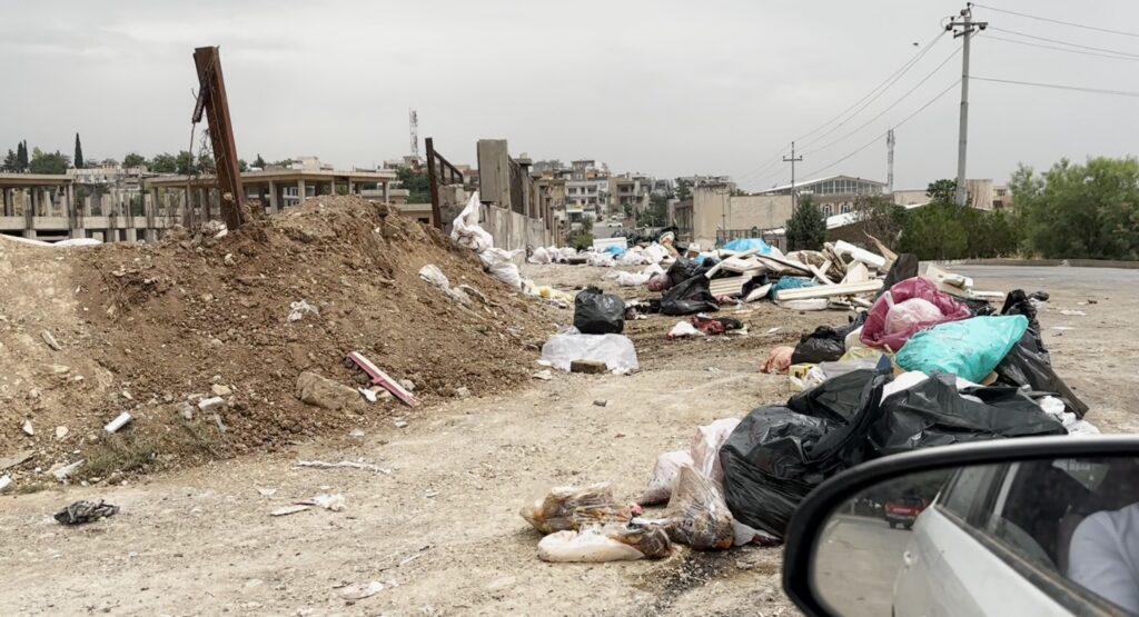شێخ محێدین بووەتە زبڵخانە و هەر پیکابە و پاشماوەی ئاژەڵ فڕێدەدات