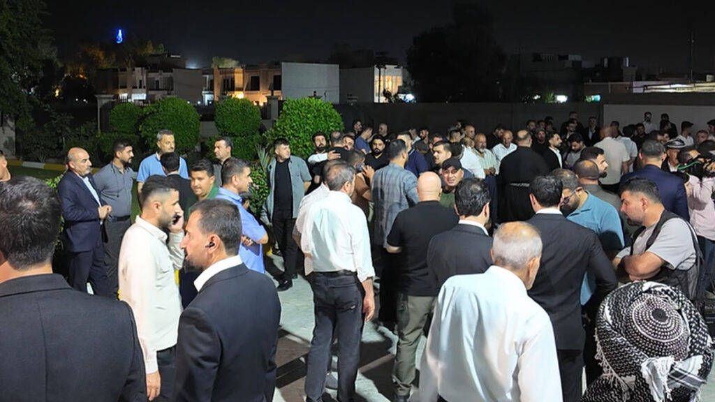 لە مزگەوتەوە چاوەڕێی تەرمی هەڵکەوت عەزیز دەکەن