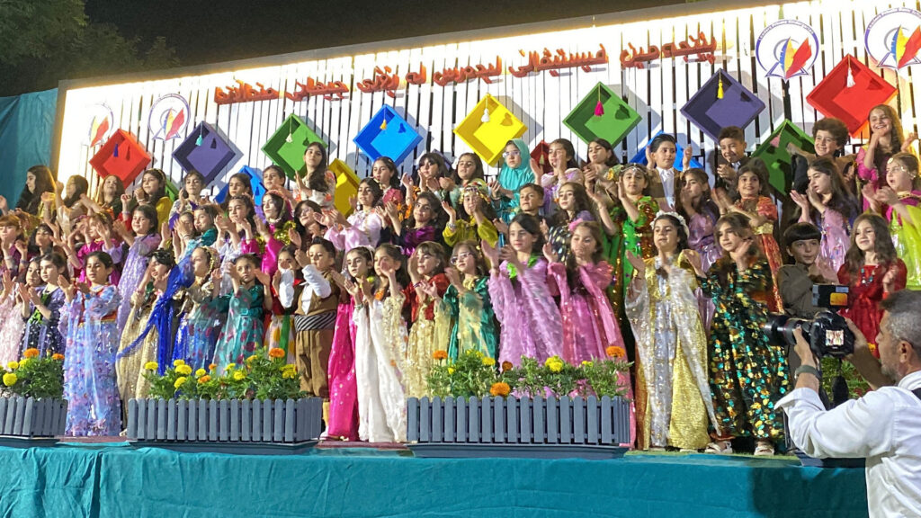 منداڵان کۆبوونەتەوە و بەبۆنەی رۆژەکەیانەوە گۆرانی دەڵێن