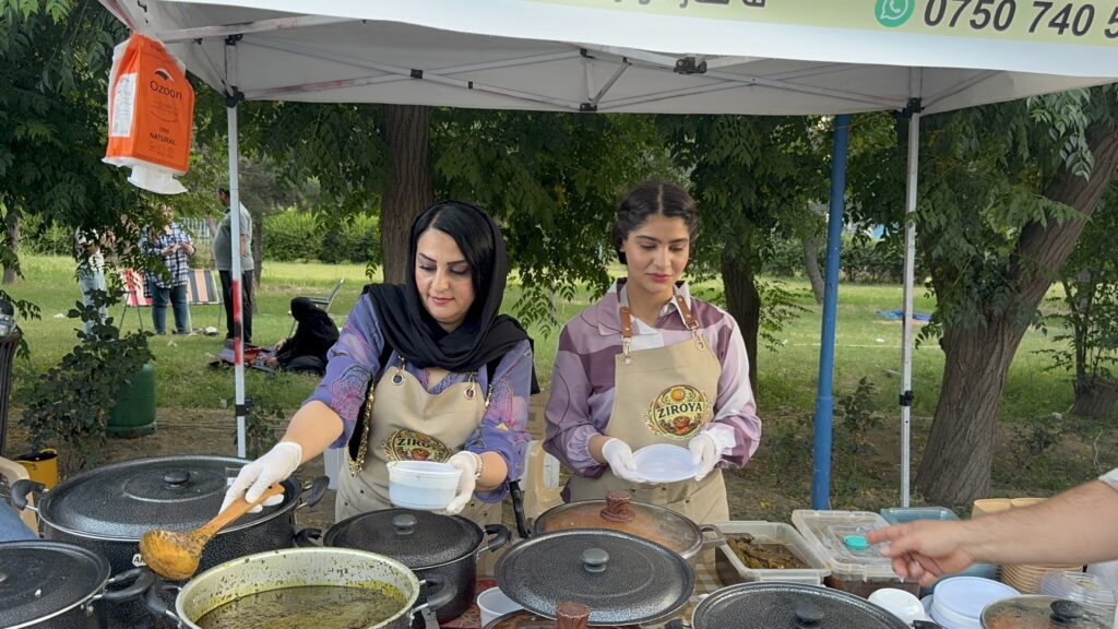 شنۆ لەگەڵ دوو کچەکەی بە خواردنی کوردەواری بوونەتە جێگەی سەرەنجی ئامادەبووانی فێستڤاڵەکەی هەولێر