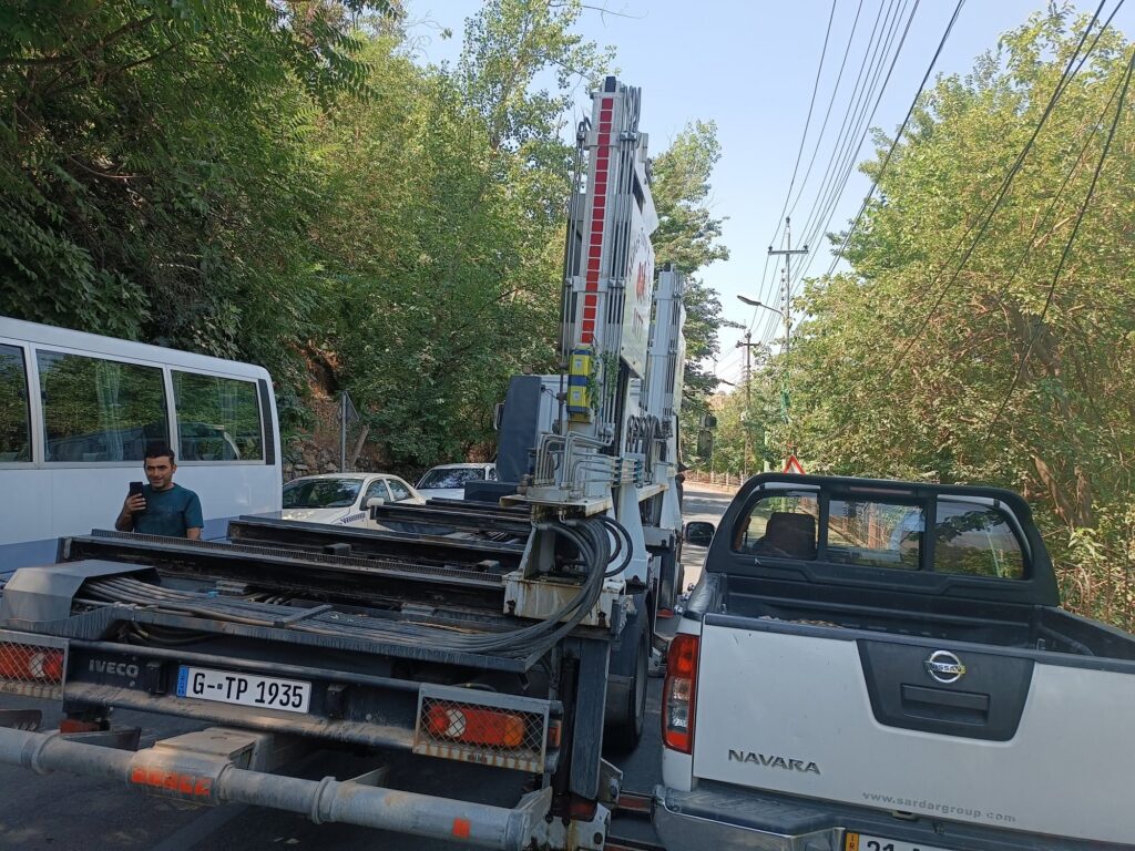 ناڤارایەک رێگەی گرتبوو باریان کرد